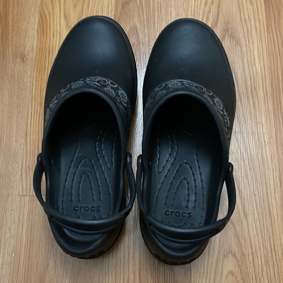Crocs Black Size 8 Good as New - Picture 2 of 4